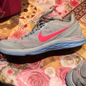 Nike dual fusion shoes